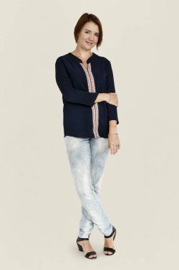 kadın stüdyoda poz 