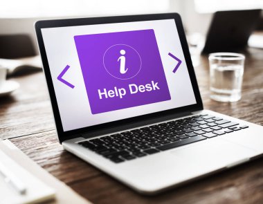 bardak su ile çalışma alanı tablo üstünde laptop