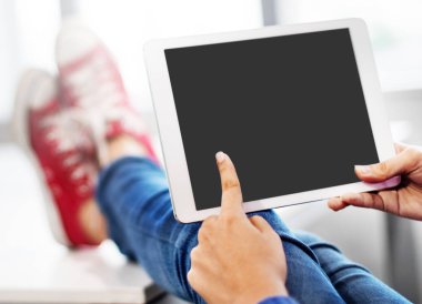 Dijital tablo kullanan kişi