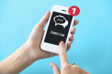 akıllı telefon elinde 