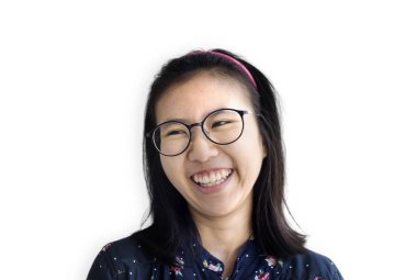 Genç, gülümseyen kadın