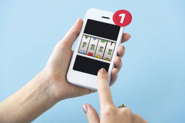 akıllı telefon elinde 