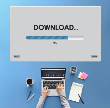 Dizüstü bilgisayarda çalışan kişi