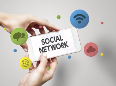 Akıllı telefon kullanan adam 