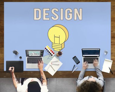 dizüstü bilgisayarlarda çalışan insanlar