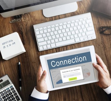 Dijital tablet kullanan işadamı