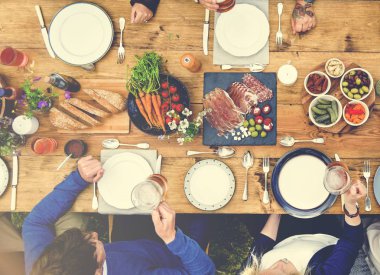 İnsanlar yemek ahşap masa