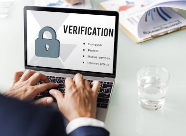 tipik dizüstü klavye üzerinde işadamı