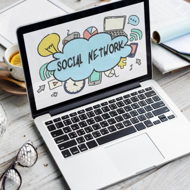 ekranda metin olan dizüstü bilgisayar