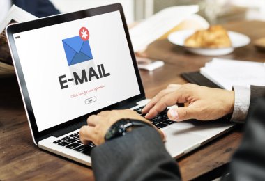 Dizüstü bilgisayarda çalışan iş adamı 