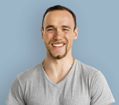 yakışıklı gülen adam