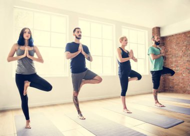 Yoga pratik egzersiz yaparak arkadaşlar 