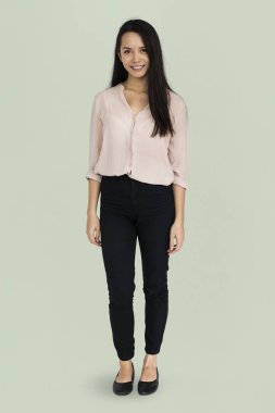 Stüdyoda genç bir kadın 