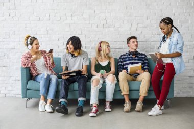 Dijital cihazlar kullanan öğrenciler