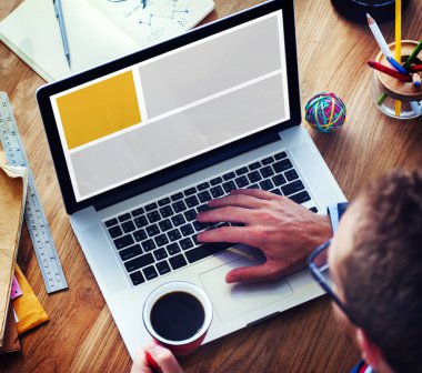 dizüstü bilgisayar kullanarak ve kahve içme adam 