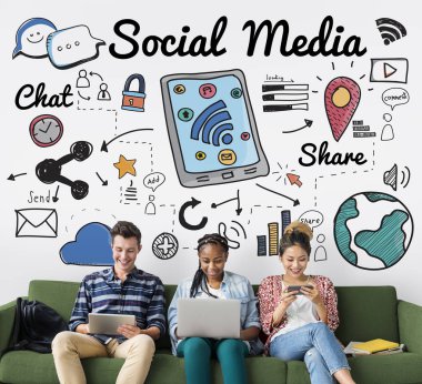 Dijital cihazlar kullanan öğrenciler