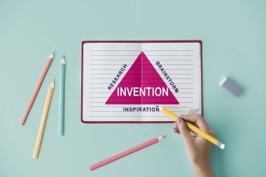 Yazılı not ve renkli kalemler