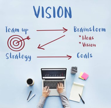  Dizüstü bilgisayarda çalışan kişi