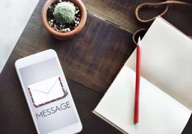 cep telefonu ahşap masada.