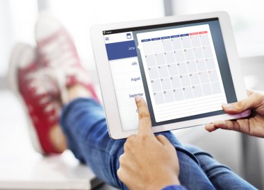 Dijital tablo kullanan kişi