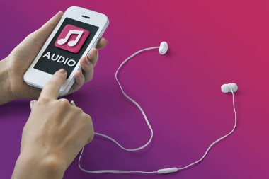 Akıllı telefon kullanan adam 