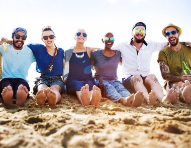 İnsanlar sahilde oturuyor.