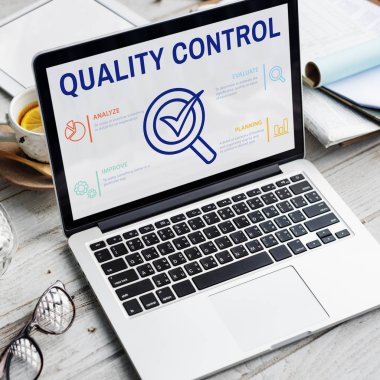 ekranda metin olan dizüstü bilgisayar