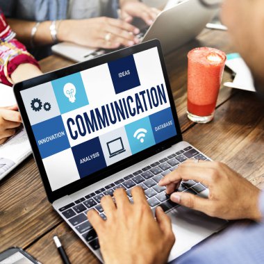 tipik dizüstü klavye üzerinde insanlar