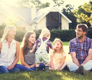 Dışarıda büyük bir aile var.