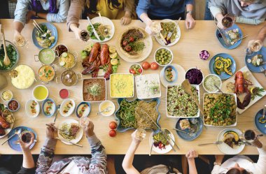 partide çok ırklı insanlar