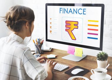 Bilgisayarda Çalışan Kadın 