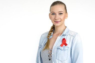 Stüdyoda genç bir kadın 