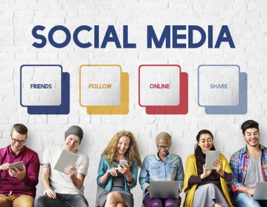 Dijital aygıtlar kullanan insanlar