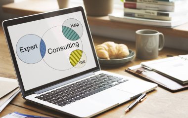 ekranda metin olan dizüstü bilgisayar