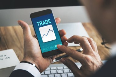 Akıllı telefon kullanan iş adamı