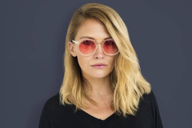 Studio neşeli beyaz kadın