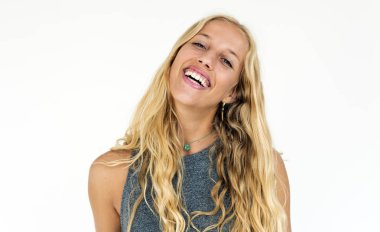 kadın stüdyoda poz 