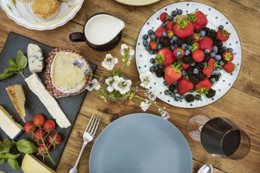 Tablo ile yiyecek öğle yemeği için devam eder