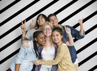 Öğrenciler birlikte sarılma