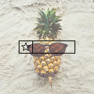 Kum üzerinde komik ananas