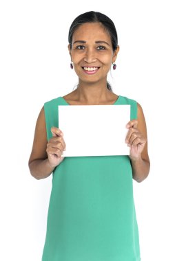 kadın stüdyoda poz 