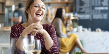 Kadınlar restoranda içeceklerin tadını çıkarın.