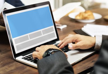 Dizüstü bilgisayarda çalışan iş adamı 