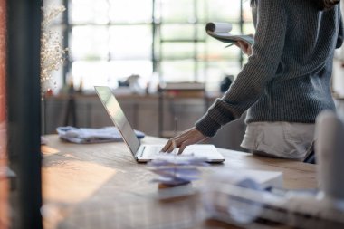 Dizüstü bilgisayarda çalışan kadın