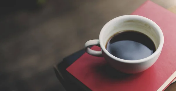Šálek kávy v knize — Stock fotografie