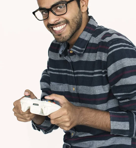 印度男子带着游戏控制器 — 图库照片