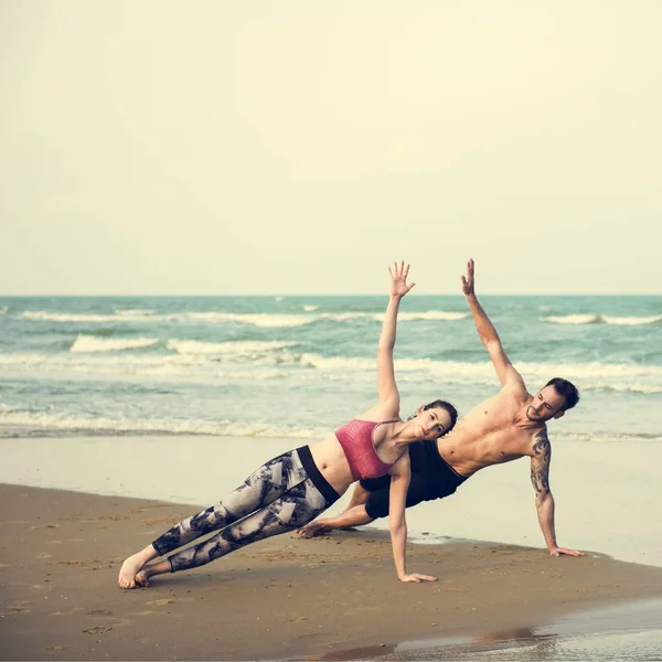 Femme et homme faisant du yoga — Photo