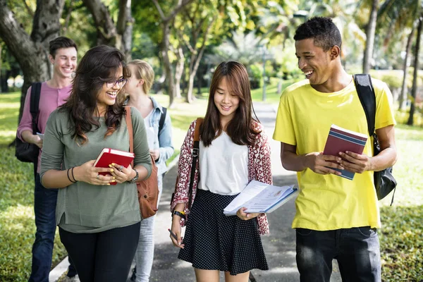 Різноманітність студентів, які ходять і посміхаються — стокове фото