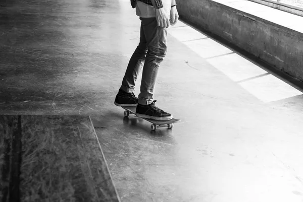 Skateboarder fährt auf Skateboard — Stockfoto