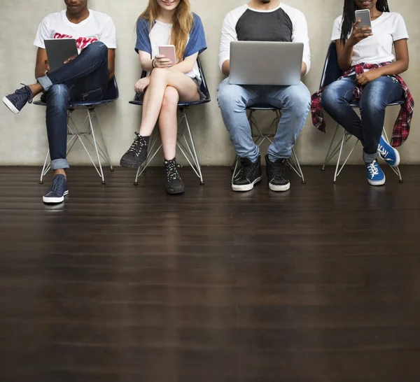 Amici adolescenti che utilizzano dispositivi — Foto Stock